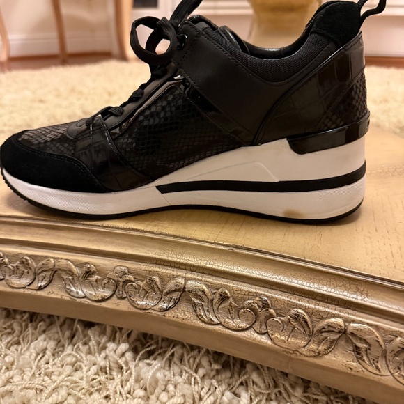 Michael Kors Georgie Trainer Womens Black Embossed Logo Sneaker Size 9.5 - Picture 10 of 11